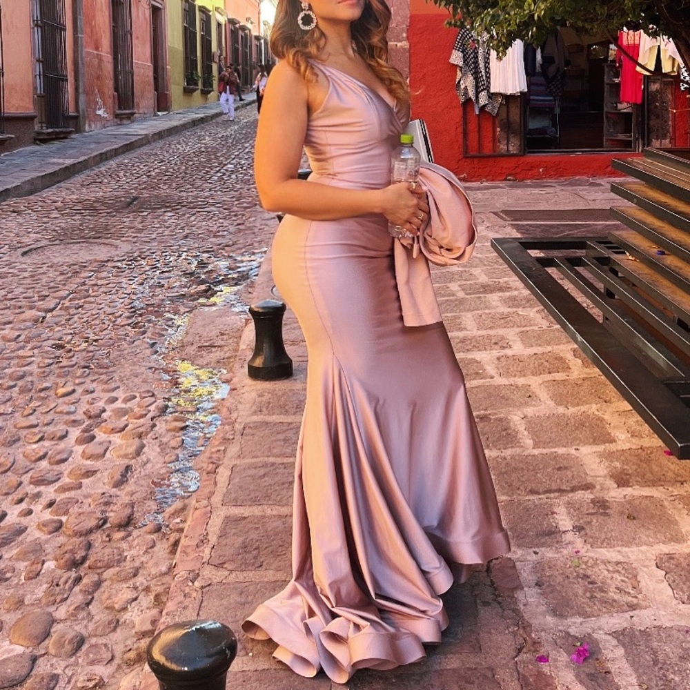 Wedding guest dress for sale. Gala style size 6 women.